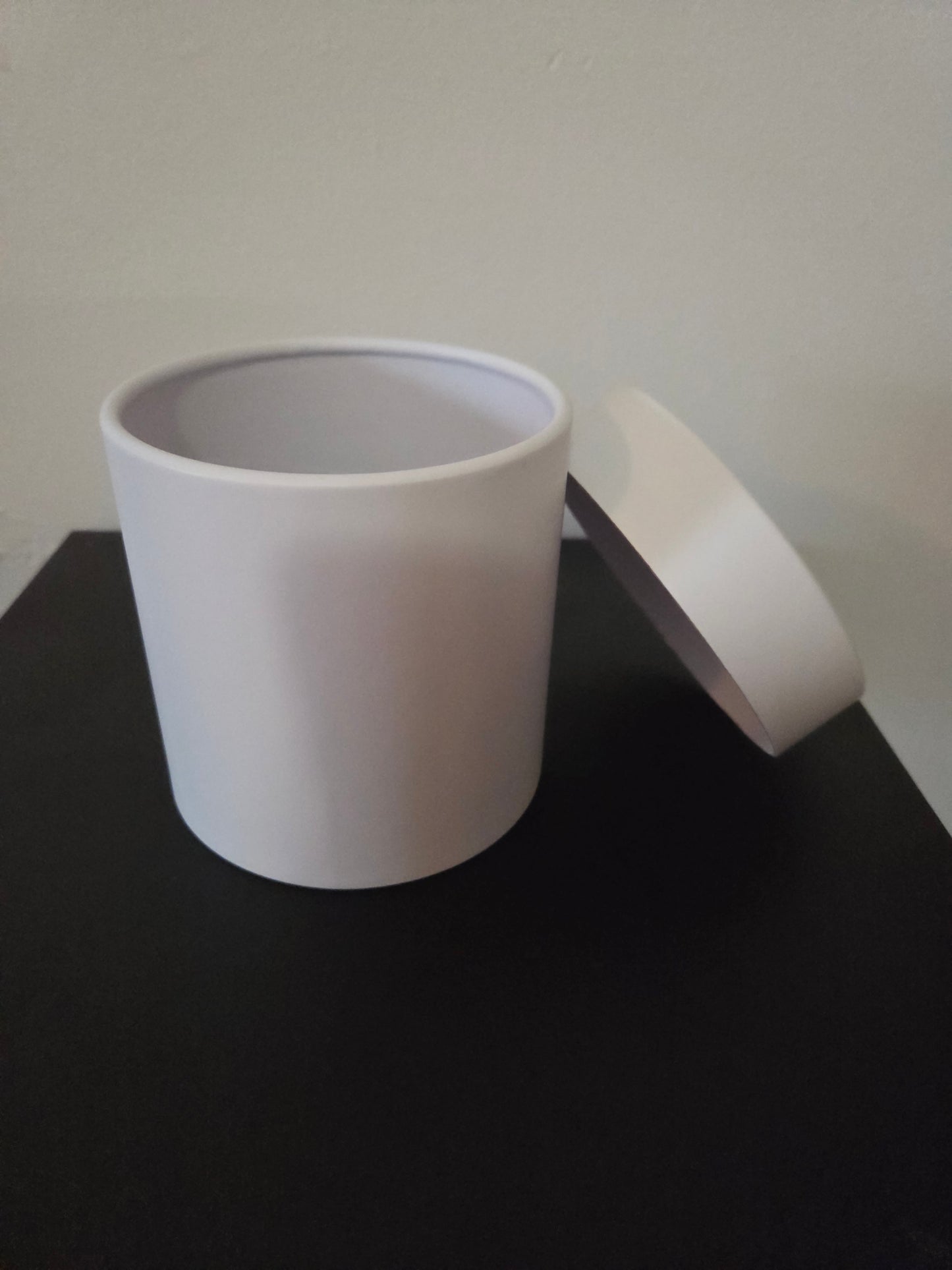 Elegant White Cardboard Hat Box with Lid