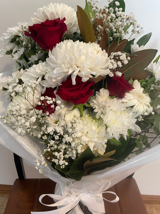 Elegant Grande Fresh Flower Bouquet: Red Roses & Chrysanthemums for Every Occasion